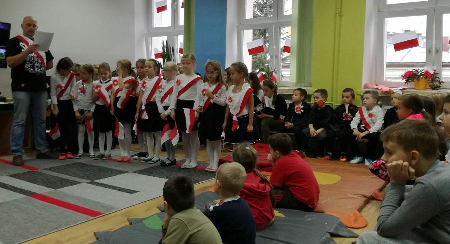 11 listopada - Narodowe Święto Niepodległości w klasach młodszych PSP2