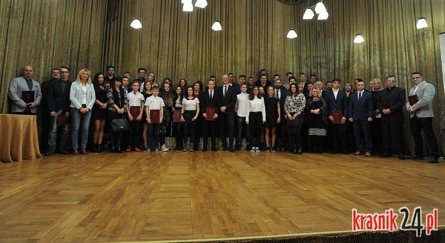 Burmistrz Kraśnika wręczył stypendia sportowe. Foto