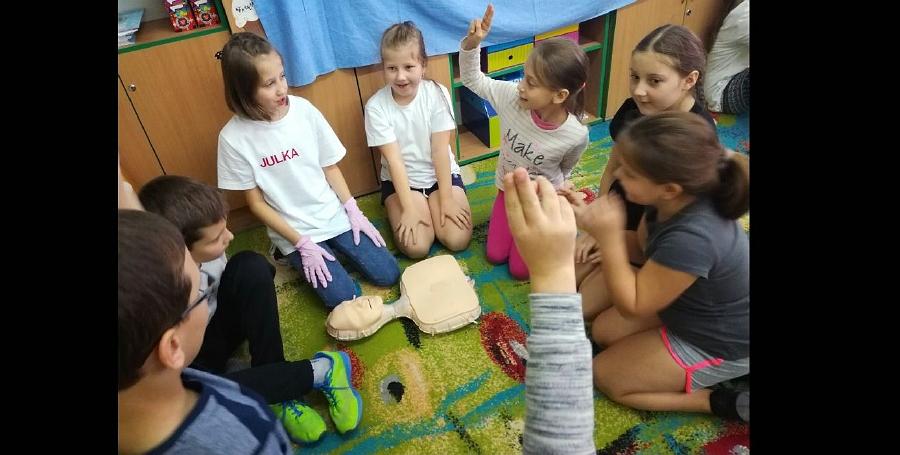 Uczniowie młodszych klas SP 2 przeszli szkolenie i wiedzą jak ratować życie