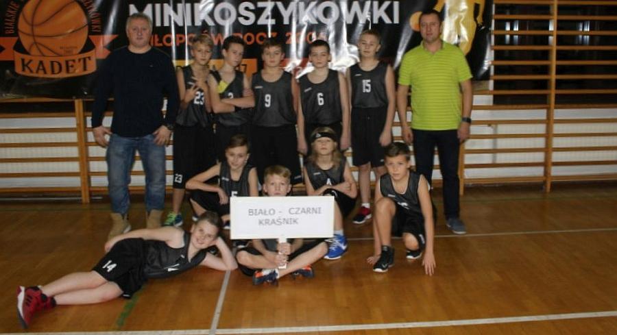 Najmłodsi koszykarze UKS Biało-Czarni Kraśnik zagrali w swoim pierwszym turnieju