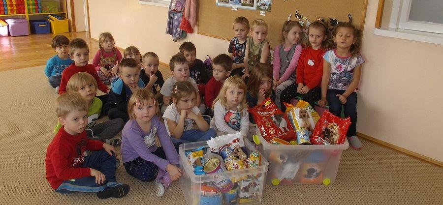 Przedszkolaki i uczniowie ze Stróży pomagają zwierzętom ze schroniska