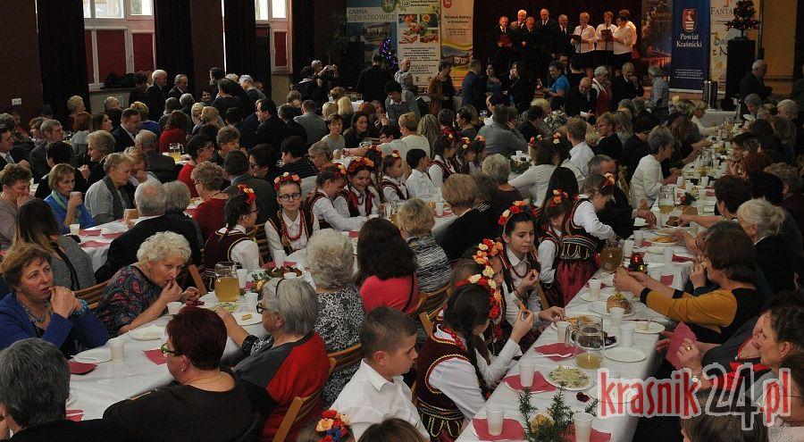 Życzenia, występy, poczęstunek, konkurs na stroik, czyli spotkanie bożonarodzeniowe kraśnickiej LGD. Foto, Wideo