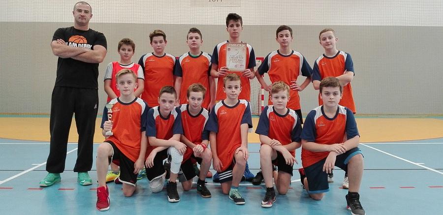 Reprezentacja z kraśnickiej Szóstki najlepsza w Powiatowych Igrzyskach Dzieci w mini koszykówce