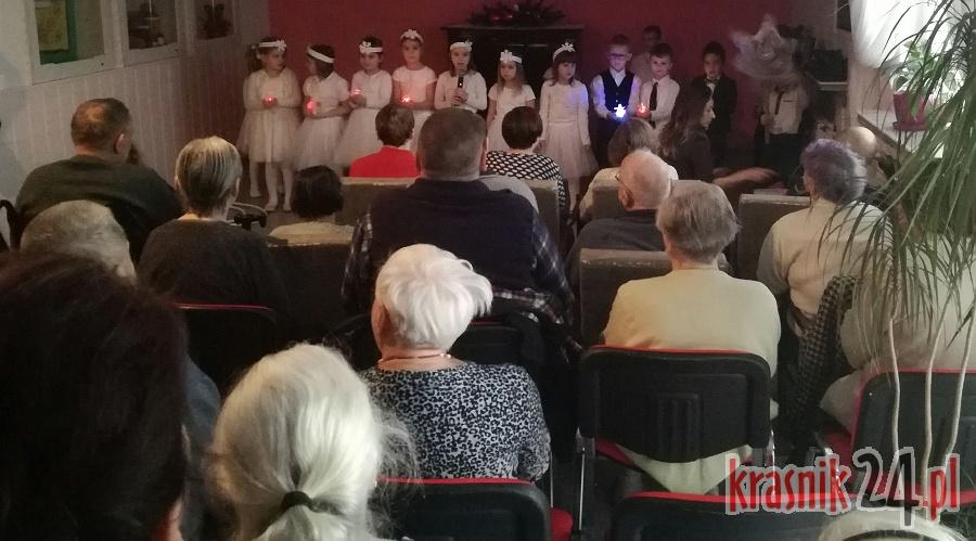 Świątecznie w DPS w Popkowicach. Przedszkolaki z Urzędowa z bożonarodzeniowym występem