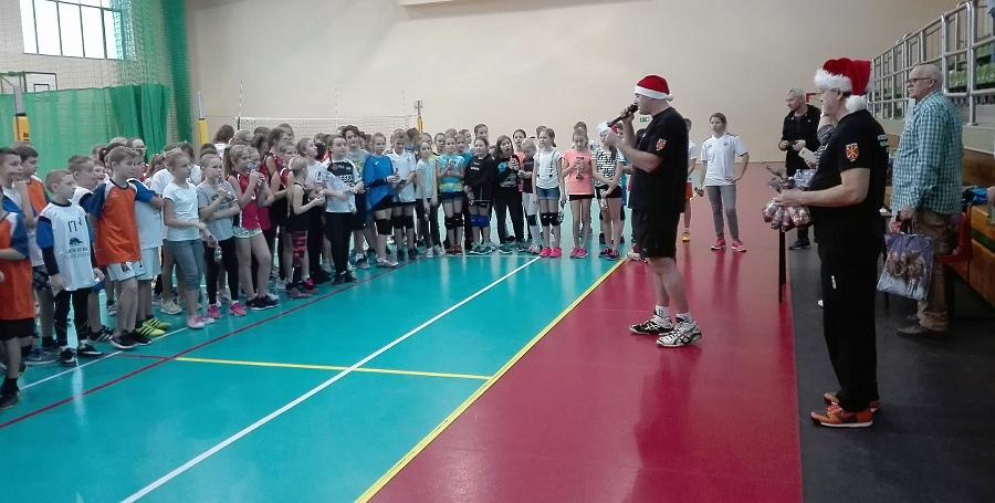 Rywalizowali w Mikołajkowym Turnieju w mini piłce siatkowej dziewcząt i chłopców
