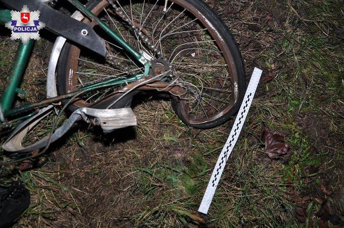 Jechał po zmroku na rowerze bez oświetlenia, będąc pod wpływem alkoholu. Został potrącony przez osobówkę