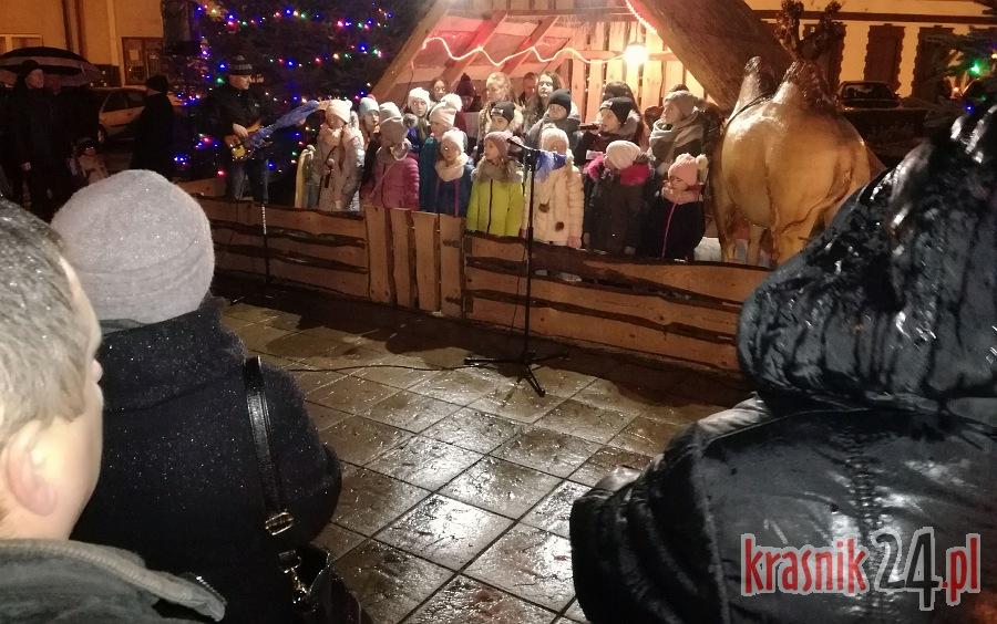 Noworoczne kolędowanie przy urzędowskiej szopce