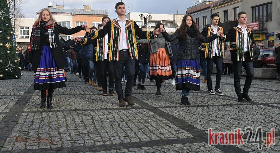 Jutro mają studniówkę w Luxorze, dzisiaj zatańczyli poloneza na kraśnickim rynku. Foto,Wideo