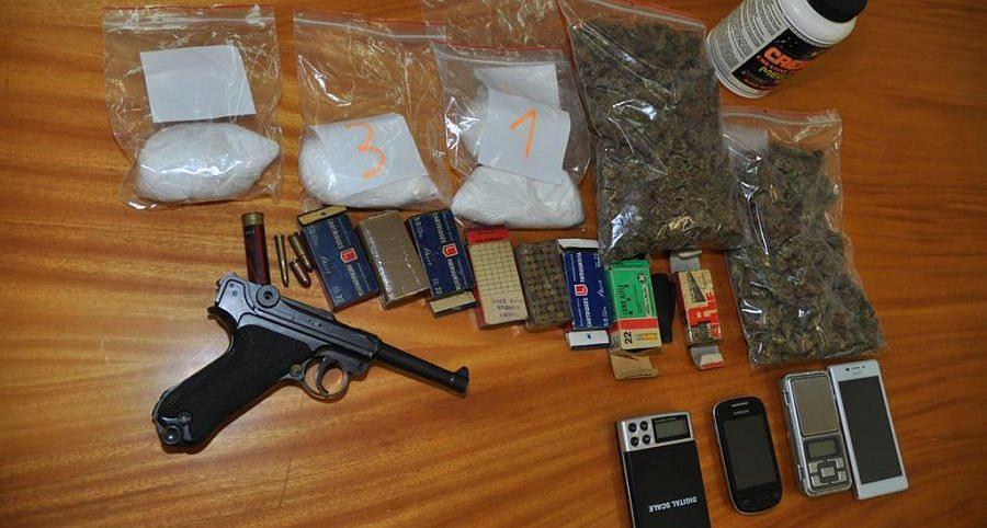 Policjanci znaleźli u dwóch kraśniczan narkotyki, broń i amunicję