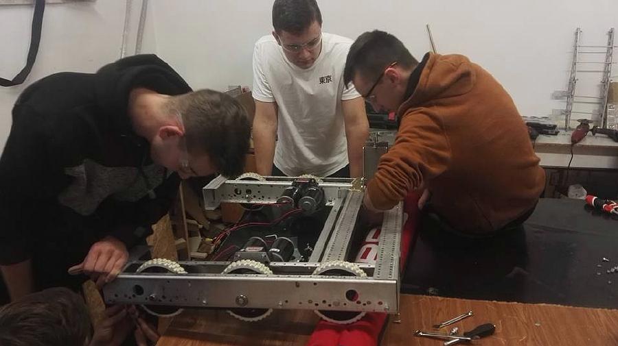 Nasi młodzi robotycy ze Spice Gears szykują się do regionalnych zawodów FRC w Chinach
