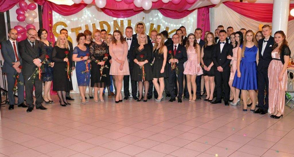 Studniówkowym szaleństwom oddali się maturzyści z Zespołu Szkół w Wólce Gościeradowskiej. Foto