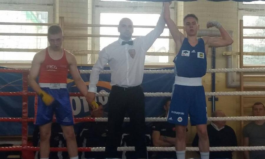 Oskar Mikołajczak juniorskim Mistrzem Okręgu Lubelskiego w Boksie. Wideo