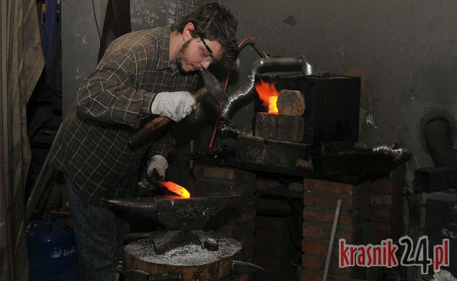 Nie chciał pracować przy biurku, spełnia się jako kowal