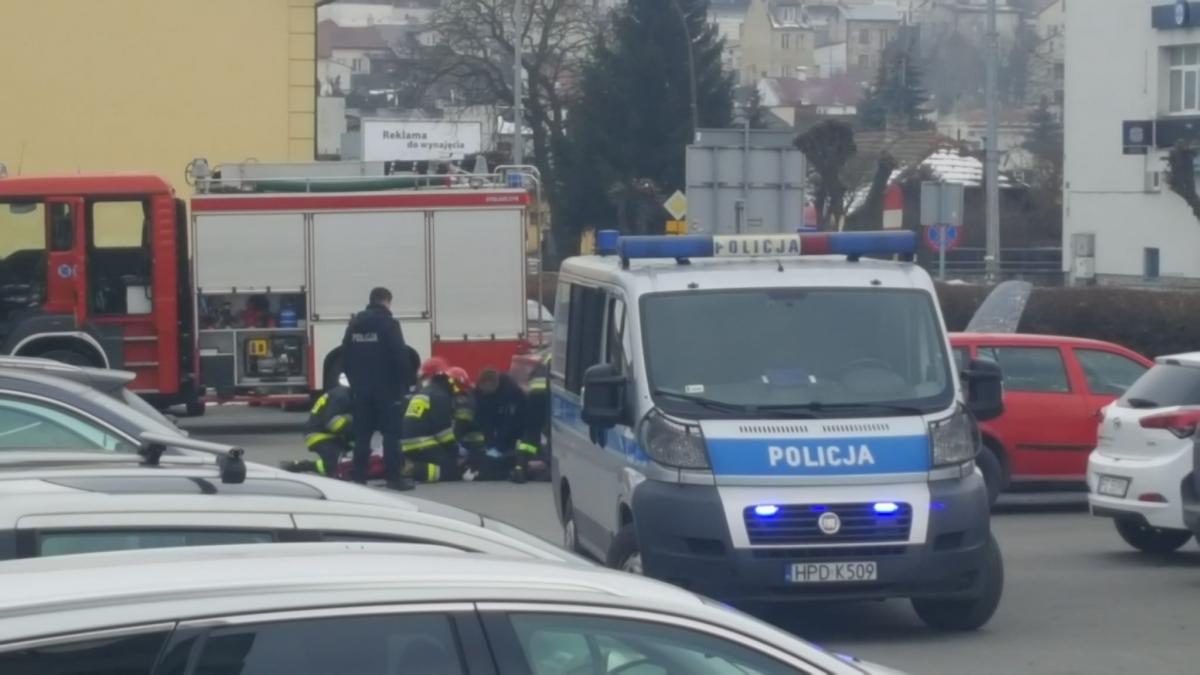 Kraśnik. Pożar samochodu. Konieczna była reanimacja przebywającego w nim mężczyzny