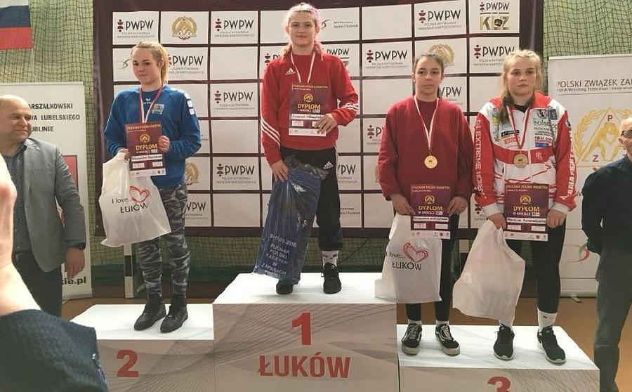 7 medali indywidualnie i 2 razy podium drużynowo zapaśniczek LUKS Suples w Łukowie