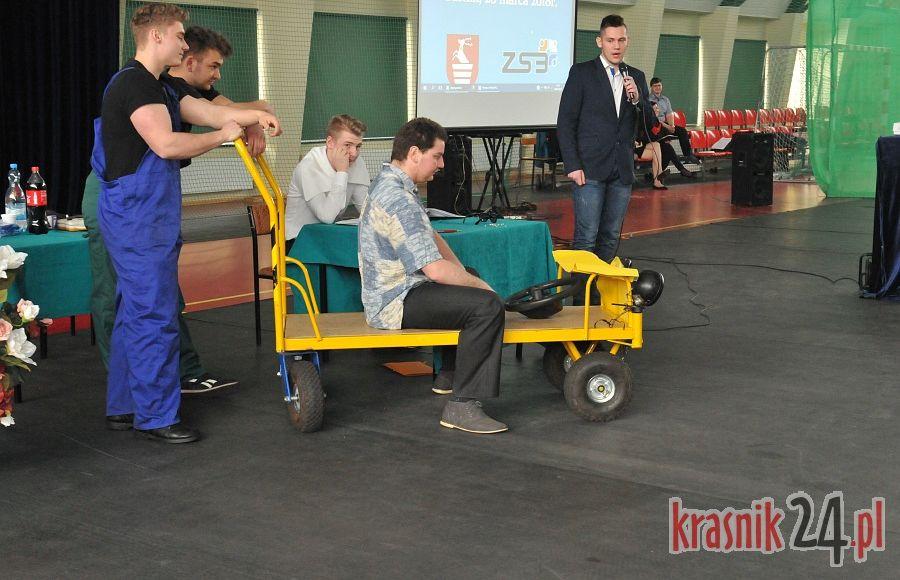 „Przez twój biały kołnierzyk oszalałem”, czyli Dzień Patrona w kraśnickim ZS 3 im. Juliusza Słowackiego. Foto
