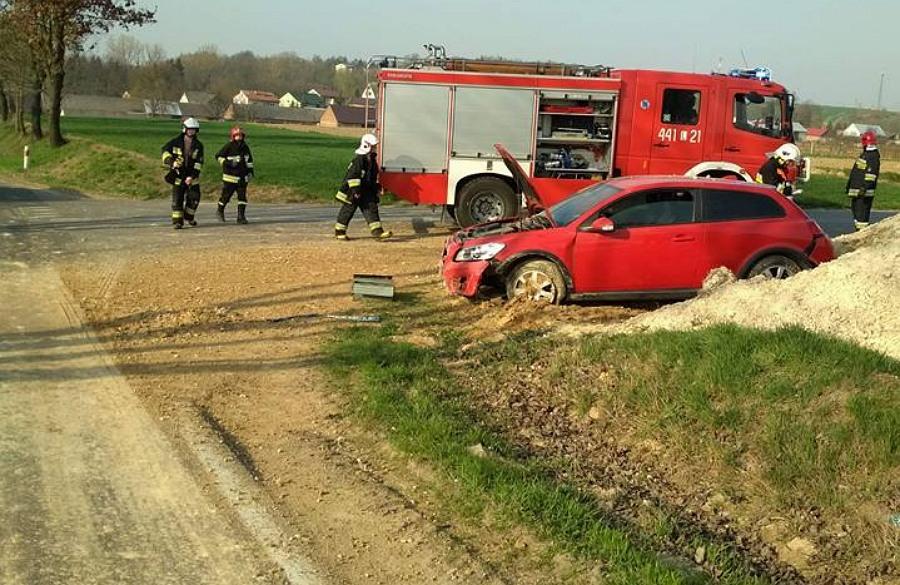 Olbięcin. Kierująca straciła kontrolę nad autem i zjechała z drogi