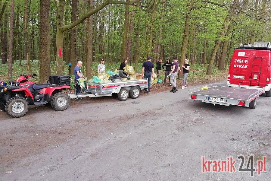 Strażacy z kraśnickiej Miejskiej Ochotniczej Straży Pożarnej sprzątali las przy dzielnicy fabrycznej miasta