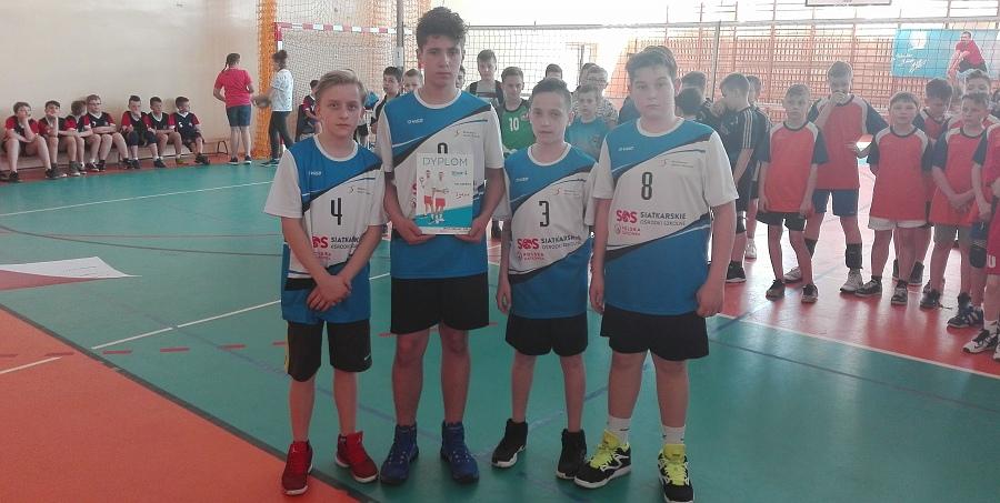 Reprezentanci MKS Kraśnik w drugich zawodach serii Kinder+ sport w mini piłce siatkowej chłopców