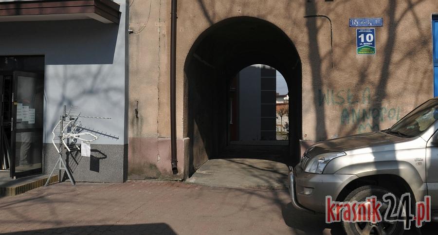 Brama w bloku Rynek 10, jedno z charakterystycznych miejsc Annopola, przeszła do historii