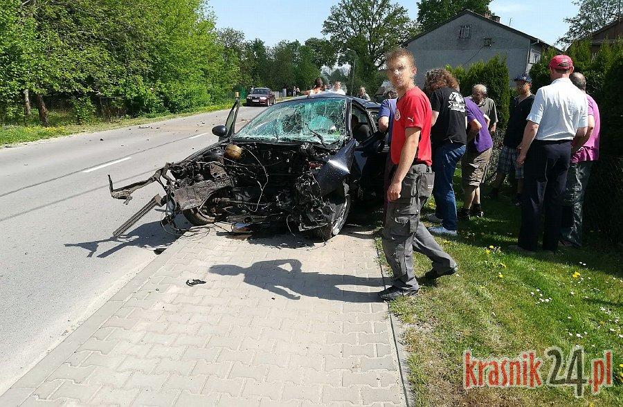 Wypadek w Księżomierzy. Samochód uderzył w słup oświetleniowy