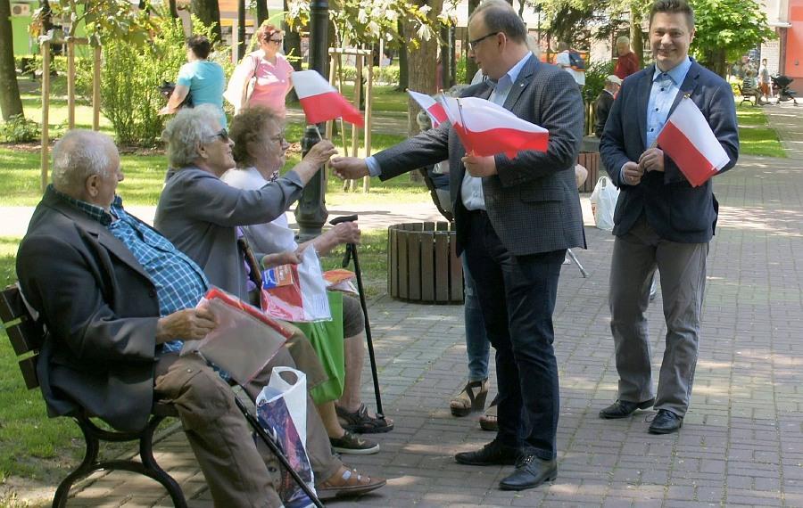 Biało-czerwony Kraśnik na Dzień Flagi