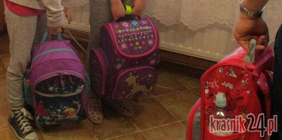Uczniowie przygnieceni ciężarem szkolnych plecaków