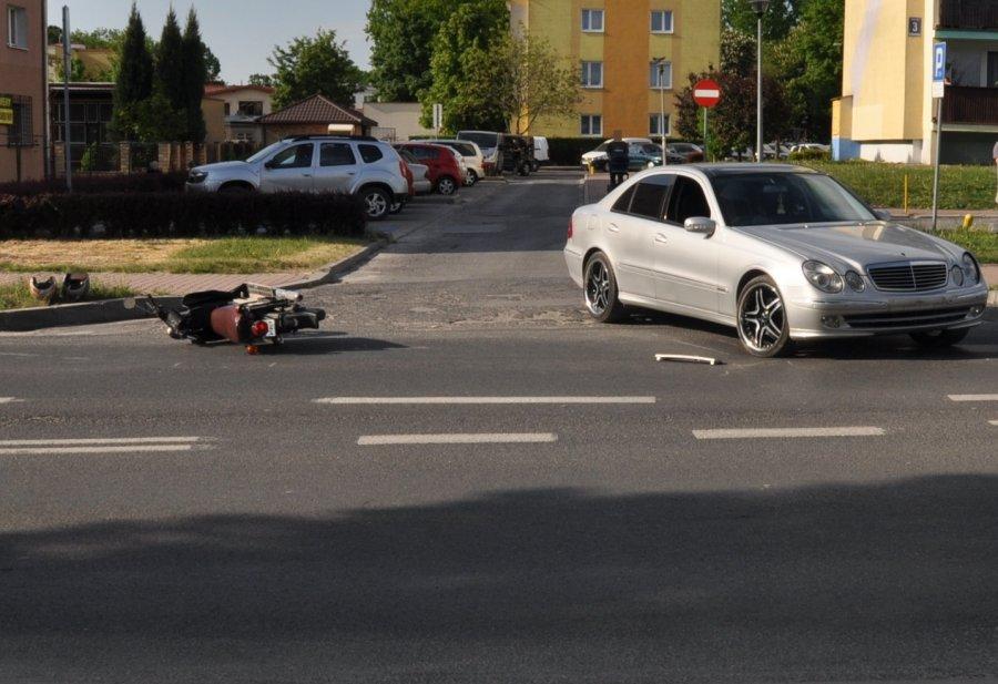 Kraśnik, ul. Słowackiego. Kierowca mercedesa nie ustąpił pierwszeństwa motorowerzyście
