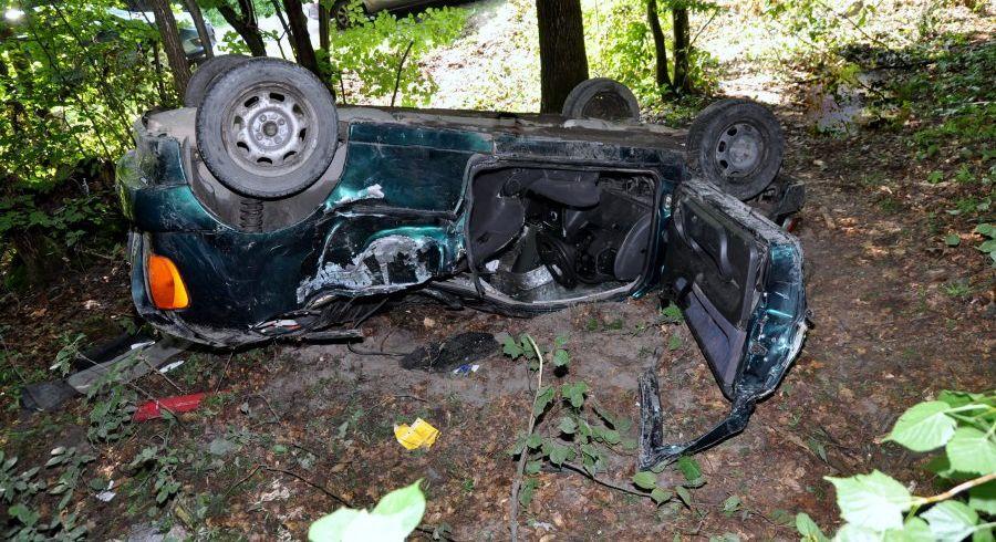 Gm. Gościeradów. Auto wpadło w poślizg na plamie ropy i dachowało
