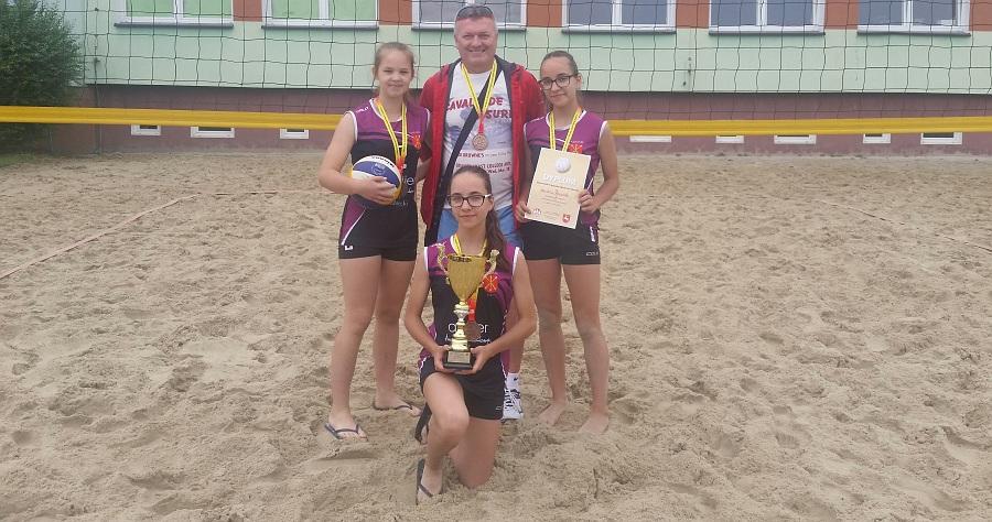 Brąz dziewcząt i srebro chłopców w Finałach Wojewódzkich Igrzysk Młodzieży Szkolnej w siatkówce plażowej