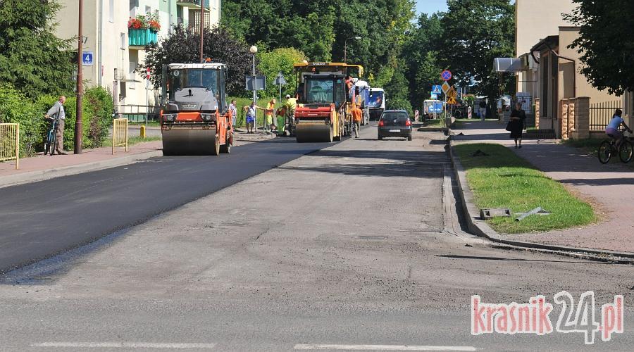 Kraśnik. ul. Mickiewicza. Dziury w drodze i zapadnięte studzienki idą w zapomnienie
