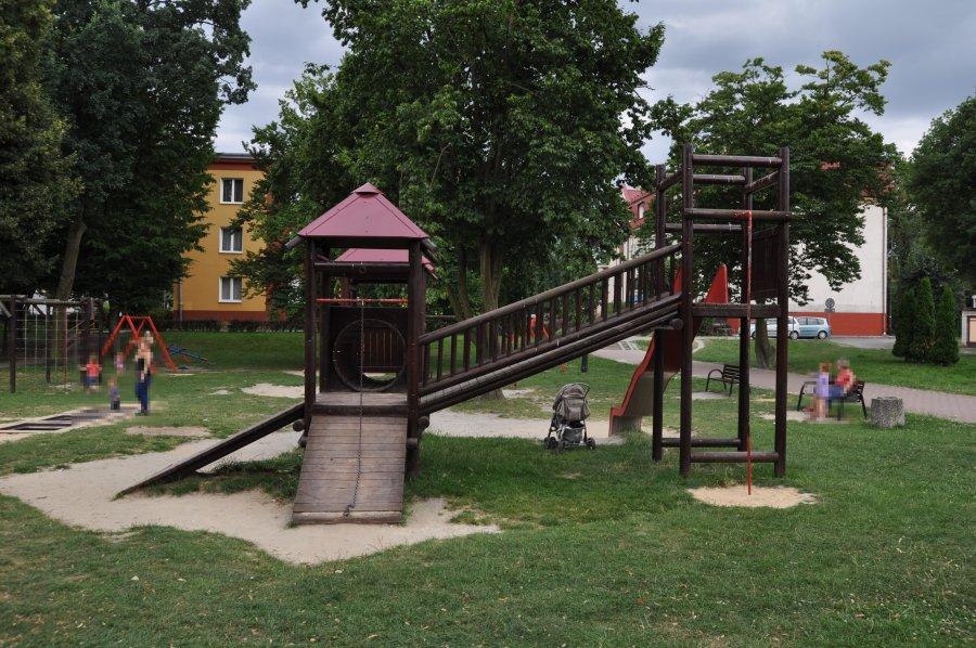 7-latek spadł ze zjeżdżalni. Matka z promilami była w domu