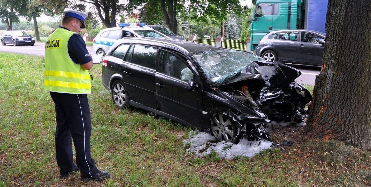Zjechał z drogi i uderzył w drzewo