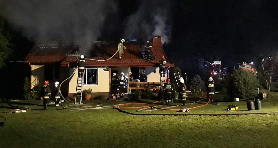 Mniszek (gm. Gościeradów). Pożar w domku jednorodzinnym. Jedna osoba poparzona