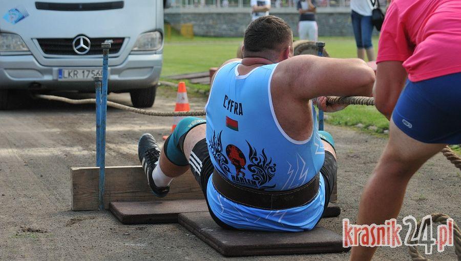 Przeciągali samochód, rzucali beczkami, nosili walizy. Strongmani podczas Dni Kraśnika. Foto, Wideo