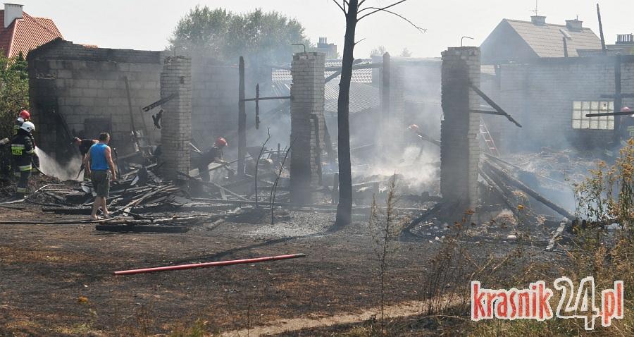 Stodoła, a w niej maszyny i płody rolne, spłonęła na al. Tysiąclecia