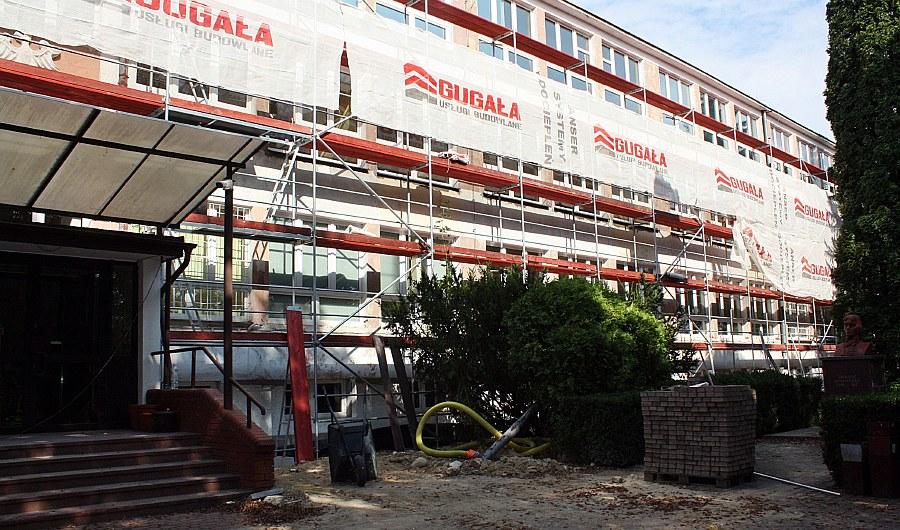 Będzie cieplej i oszczędniej. Trwa termomodernizacja szkoły i szpitalnego oddziału