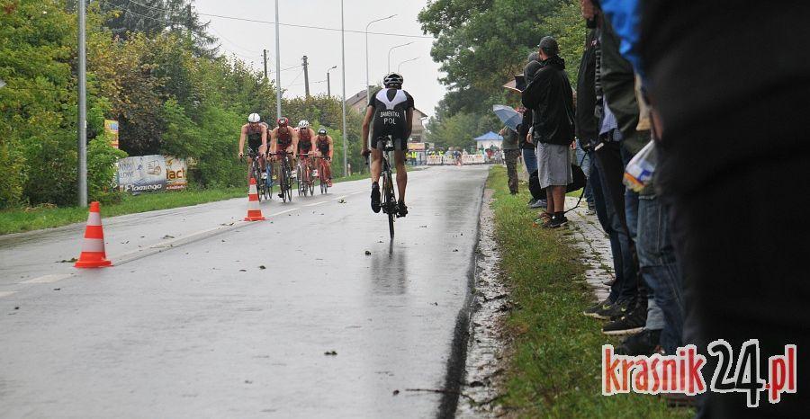 Zacięta rywalizacja w deszczową pogodę podczas Triathlon Kraśnik 2018. Foto