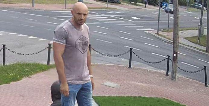 Policja upubliczniła wizerunek mężczyzny, który wszedł na pomnik Lecha Kaczyńskiego