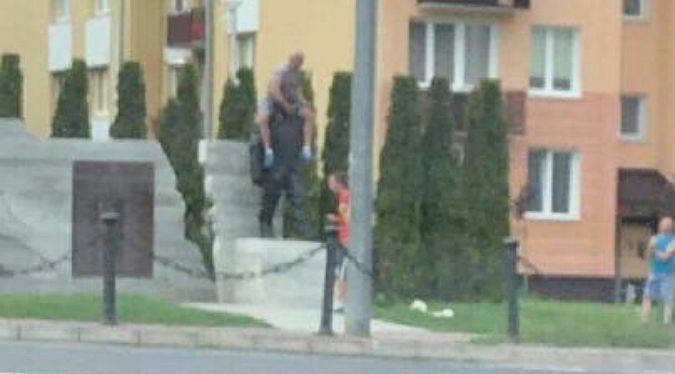 Tydzień temu siadł na pomnik. Dziś zgłosił się na policję