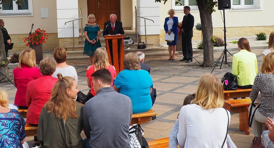 Narodowe czytanie pod urzędowskim Ratuszem