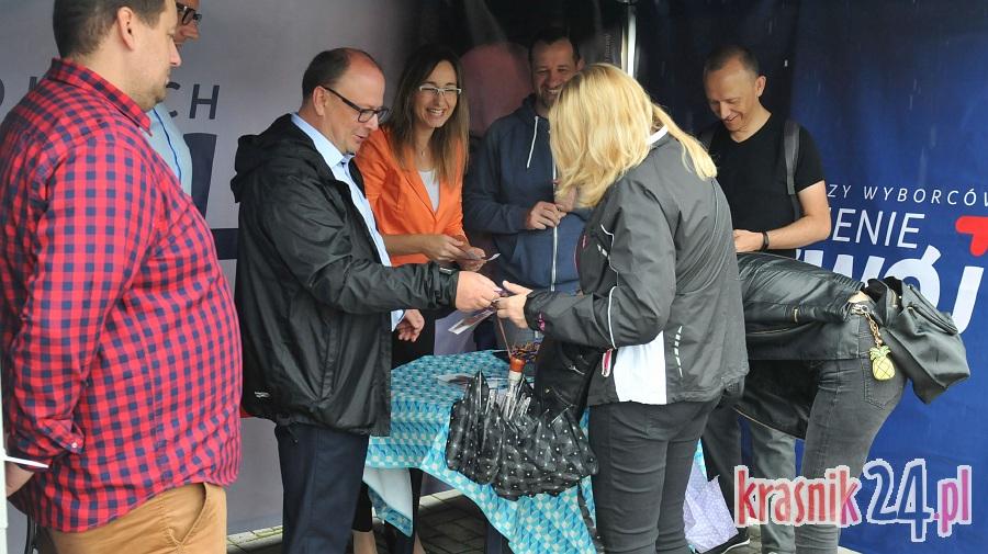 Kandydaci KWW Porozumienie i Rozwój zbierają podpisy pod listami poparcia