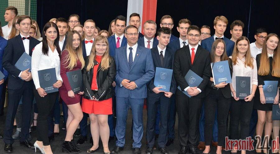 Ponad dwustu uczniów ze stypendiami Starosty Kraśnickiego