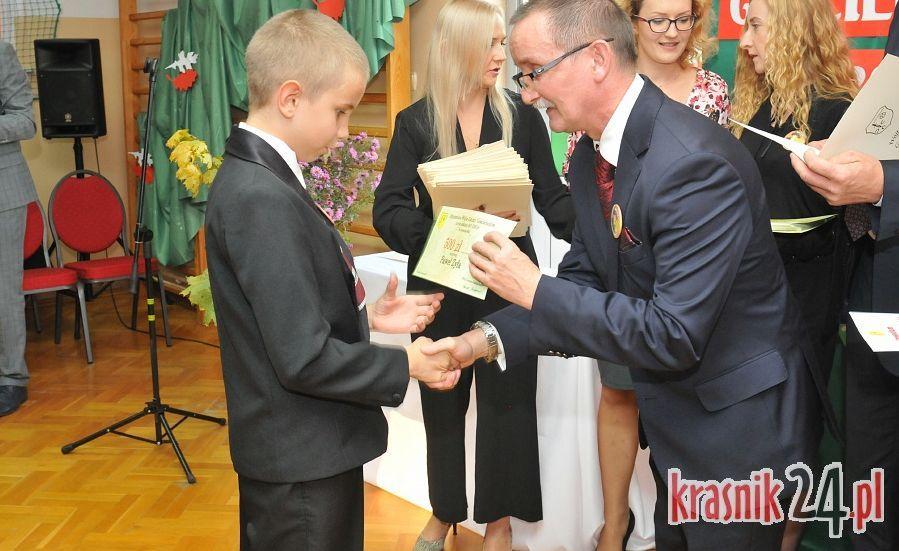 Gmina Gościeradów. Najlepsi w nauce, sporcie i kulturze nagrodzeni stypendiami. FOTO
