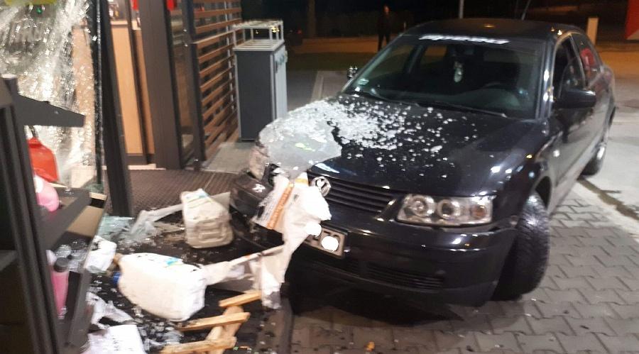 Annopol. Samochód osobowy wjechał w budynek stacji benzynowej