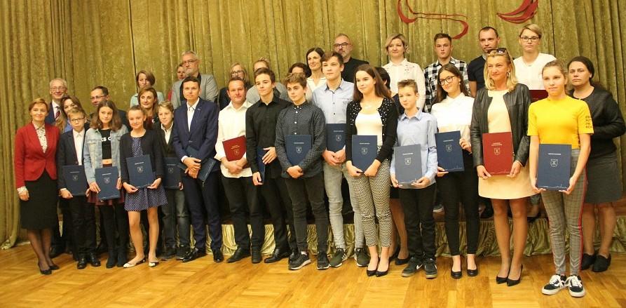 Najlepsi sportowcy i trenerzy otrzymali stypendia burmistrza