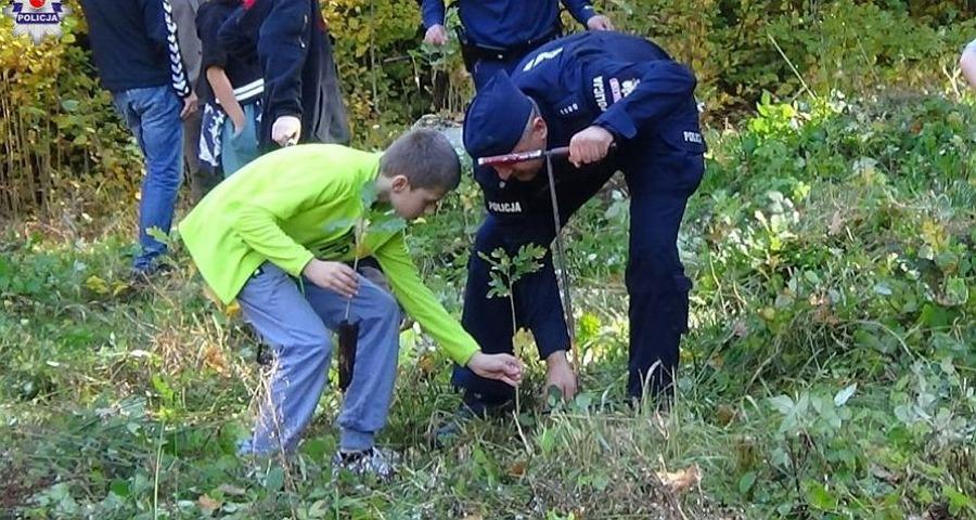 100 dębów na 100-lecie odzyskania niepodległości. W akcji policjanci, dzieci z wioski SOS i leśnicy