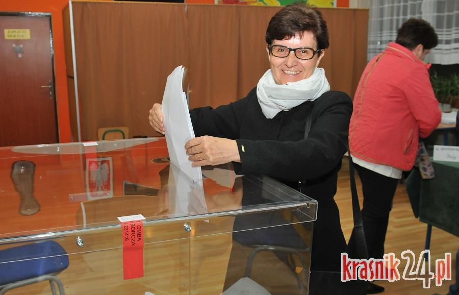 Kraśniczanie wybierają burmistrza i radnych do miasta, powiatu i województwa. Spora frekwencja w lokalach wyborczych