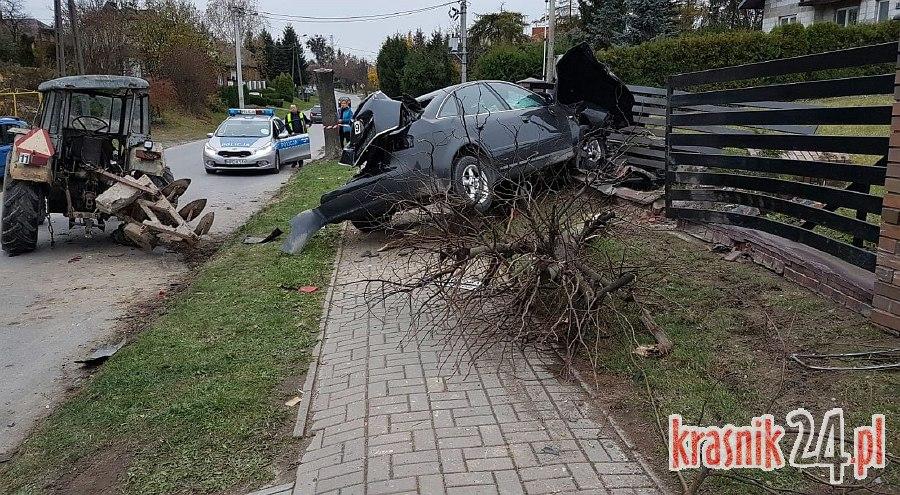 Urzędów. Osobówką najpierw w drzewo, a później w ciągnik rolniczy