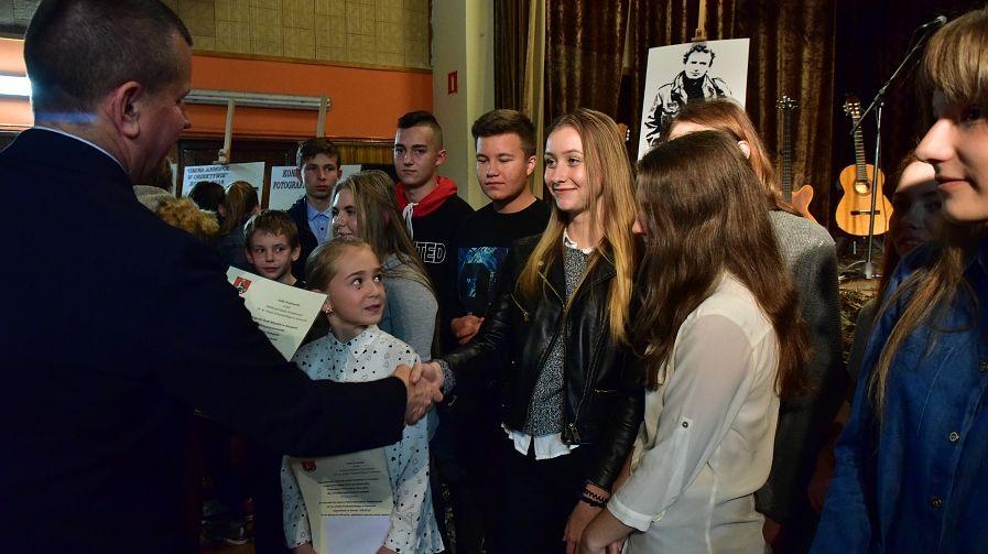 Utalentowani uczniowie z gminy Annopol nagrodzeni stypendiami burmistrza. Foto